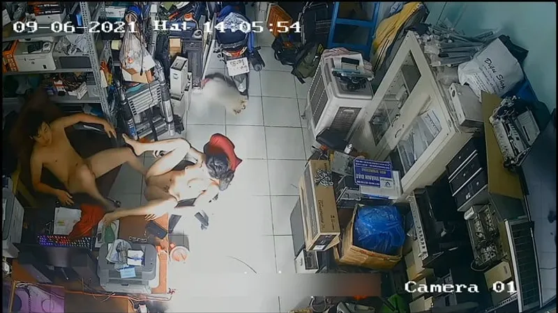 Cô vợ ông chồng nắc nhau trong của hàng máy tính